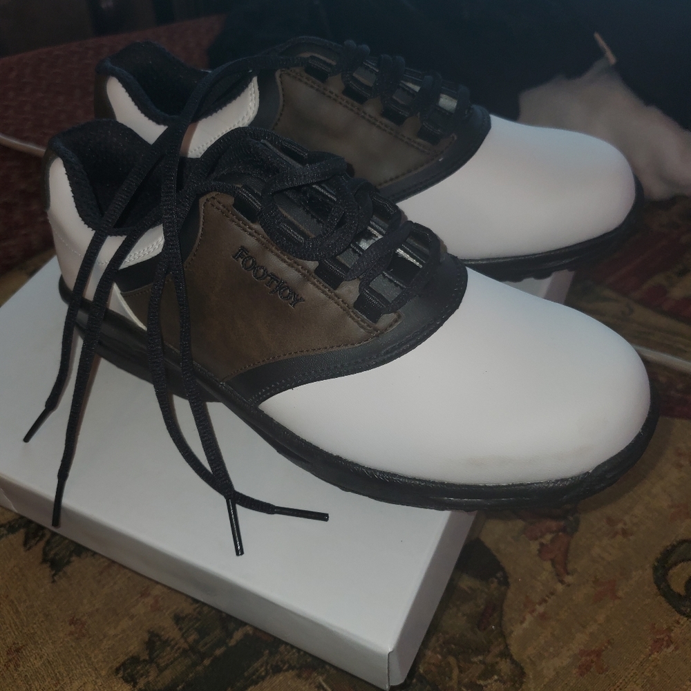 Women's golf shoes